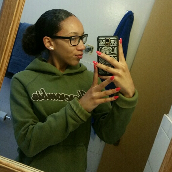 Profile Picture of Monica Bradley (@monicab8100) on Poshmark