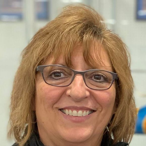 Profile Picture of Lori Thayse hucek (@lorihucek) on Poshmark