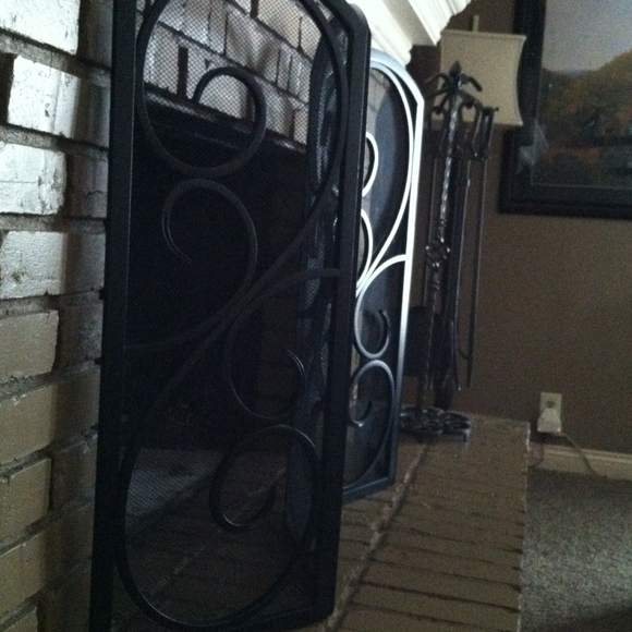 Profile Picture of Laura Logue (@laura1028) on Poshmark