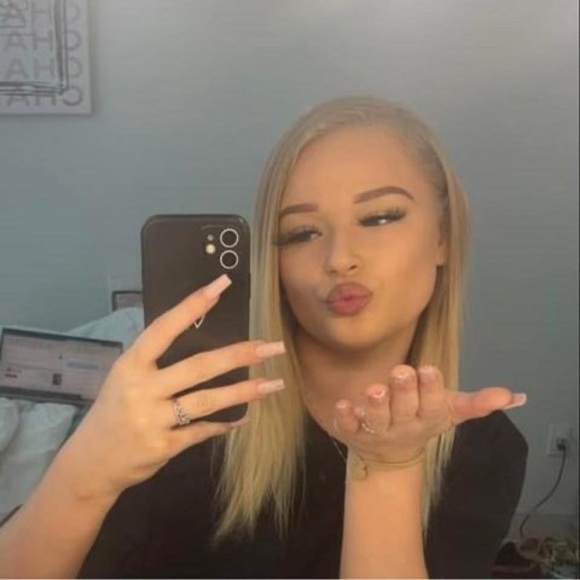 Profile Picture of Ashley Mahaney (@ashmahaney02) on Poshmark