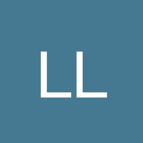 Profile Picture of Lisa Longtin (@lzaharia) on Poshmark