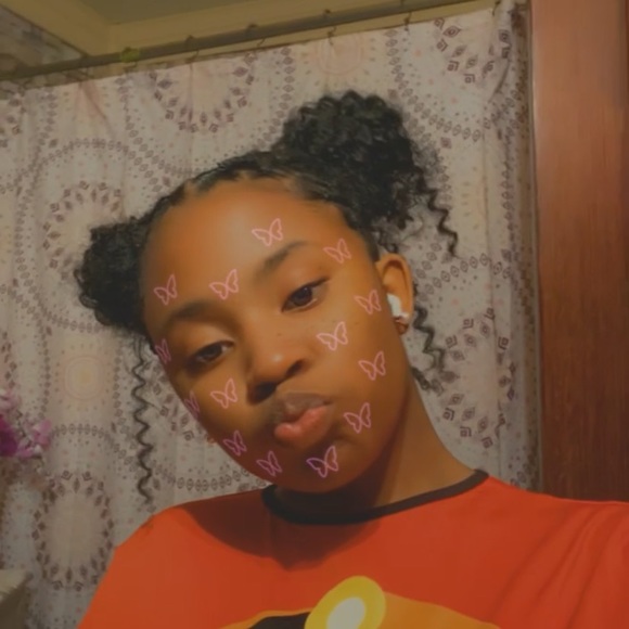 Profile Picture of Tishawna Stephens (@prxttyluht) on Poshmark