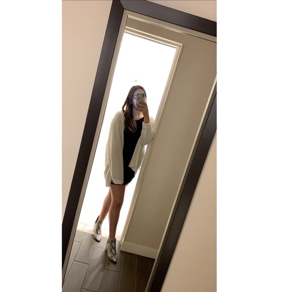 Profile Picture of Amberlyn Hernandez (@amberlyn13) on Poshmark