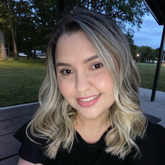 Profile Picture of Michele Fonseca (@michelebfonseca) on Poshmark