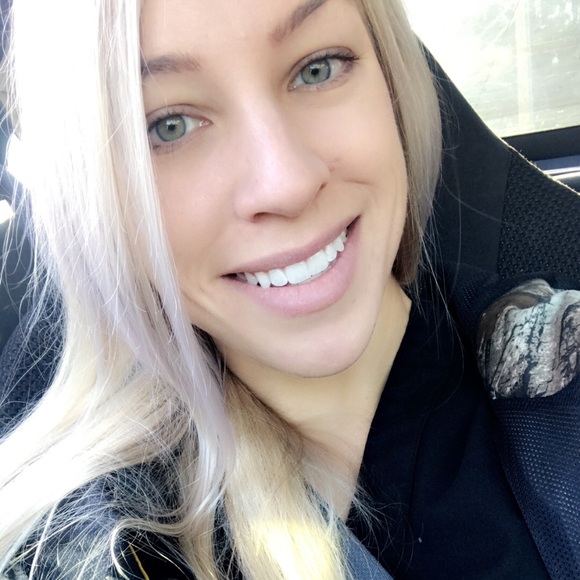 Profile Picture of Nicole Black (@bikinibeast6) on Poshmark