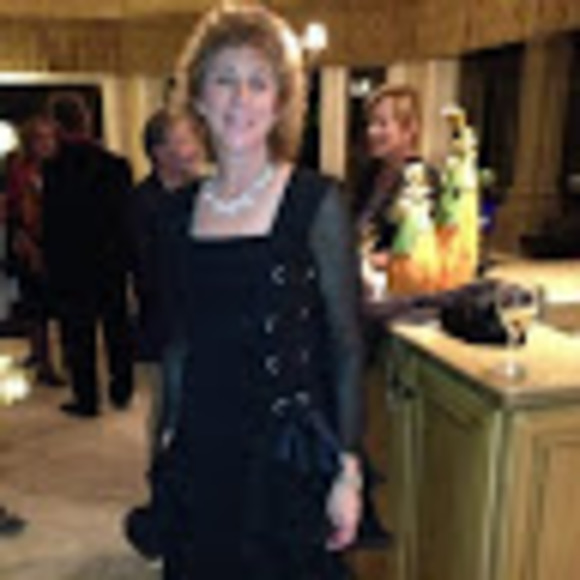 Profile Picture of Terry Thorspecken (@cocothorette) on Poshmark
