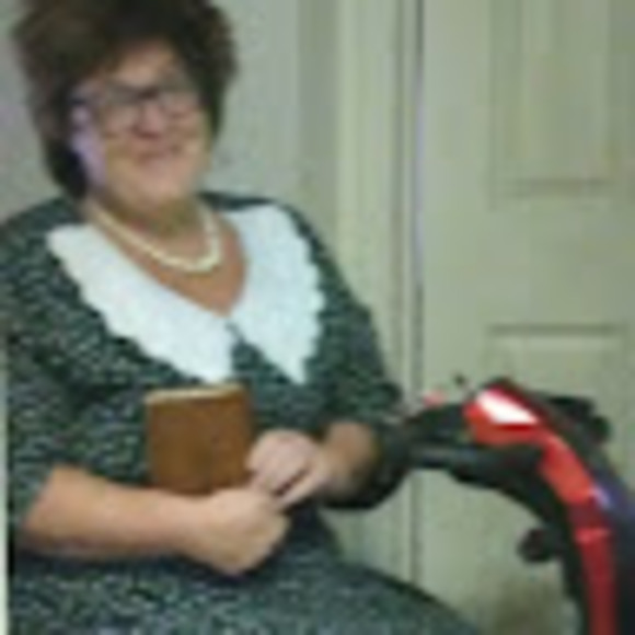 Profile Picture of Sarah Mendrin (@sarahmendrin) on Poshmark