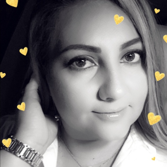 Profile Picture of Juliana Perez (@julianaperez134) on Poshmark