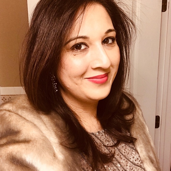 Profile Picture of Shazia Zirvi (@sjzirvi) on Poshmark