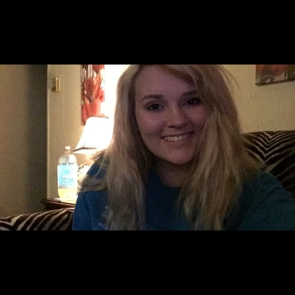 Profile Picture of Audrey Andrews (@audrey725) on Poshmark