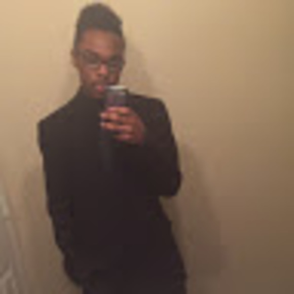 Profile Picture of Roddie Here (@roddiehere) on Poshmark