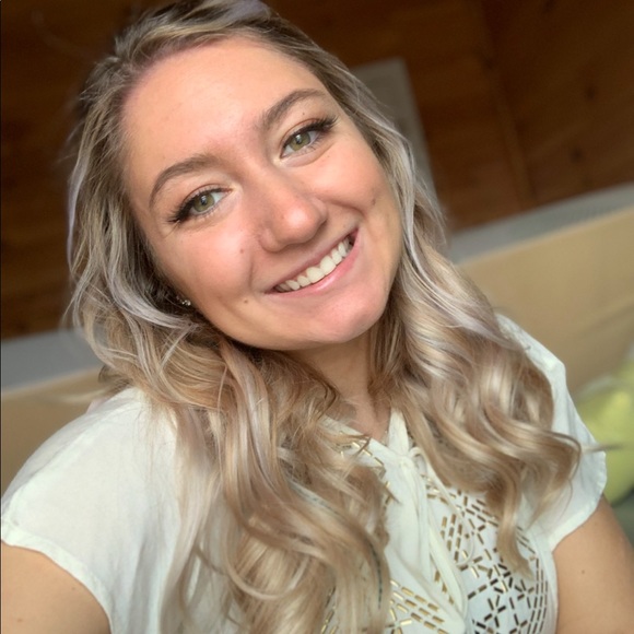 Profile Picture of Isabel Baringer (@isabelann725) on Poshmark