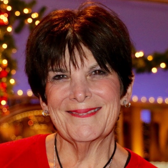 Profile Picture of Debra Favale (@dbug216) on Poshmark