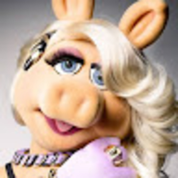 Profile Picture of Eloisa Estrada (@eloisa_estrada) on Poshmark