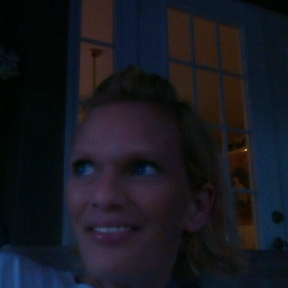 Profile Picture of Linda Duncil (@lindanaples) on Poshmark
