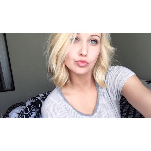 Profile Picture of Erica Schramm (@schrammerica29) on Poshmark