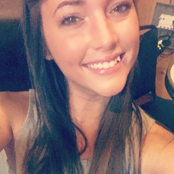 Profile Picture of Alexis Grooms (@alexisgmartin) on Poshmark