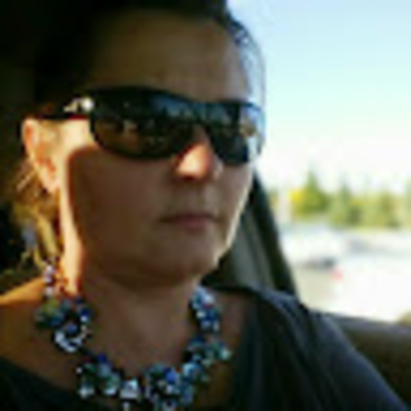 Profile Picture of Renata Kossowski (@renk2001) on Poshmark
