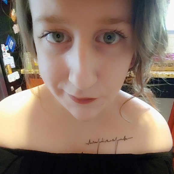 Profile Picture of Ariel Beaty (@birdytweet) on Poshmark