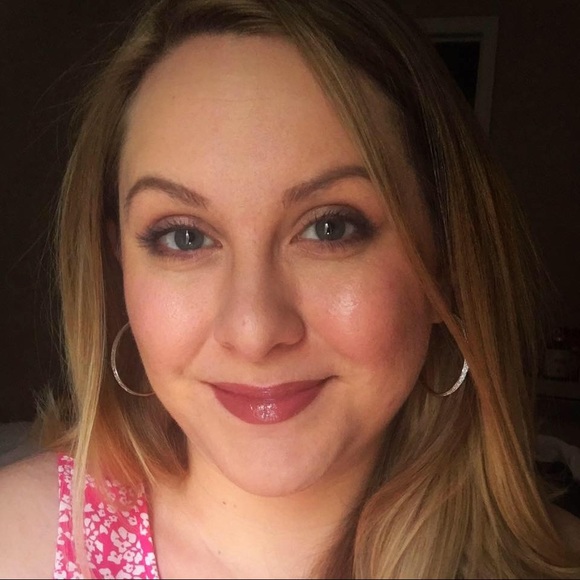 Profile Picture of Nicki Cozzy (@bellafloraxoxo) on Poshmark