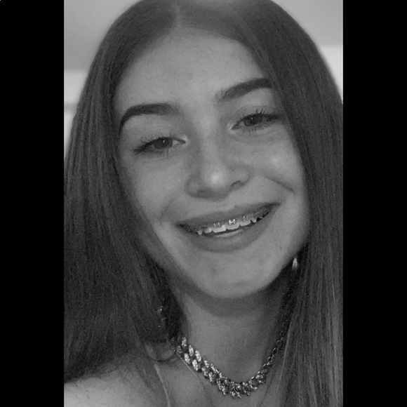 Athena Schneider - Poshmark Profile Picture of Athena Schneider (@athena14_) on Poshmark