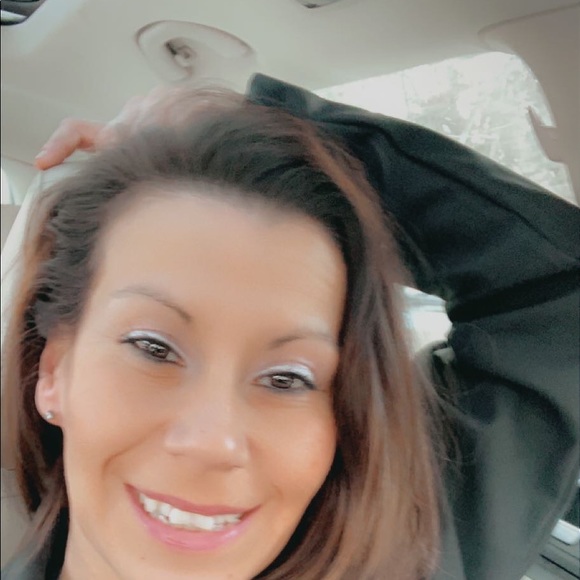 Profile Picture of Amanda Roncadori (@uniqueasme83) on Poshmark