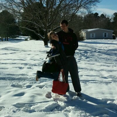 Profile Picture of Linzy Jones (@linzy_jones) on Twitter