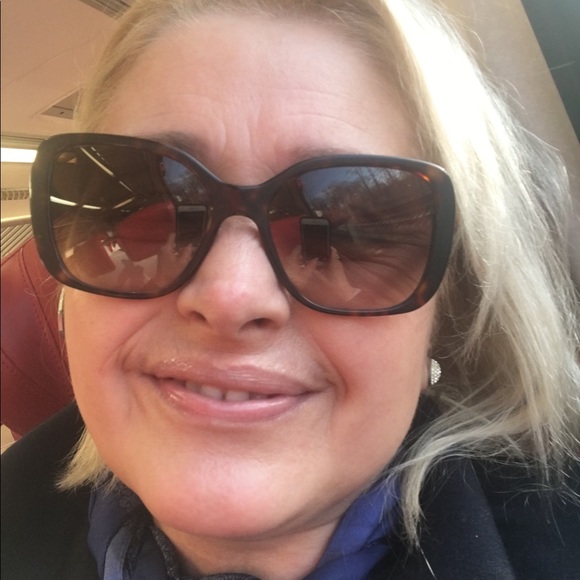 Profile Picture of Elena Popescu (@elwna) on Poshmark