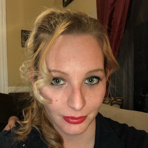 Profile Picture of Ashlea Smith (@ashlearae87) on Poshmark