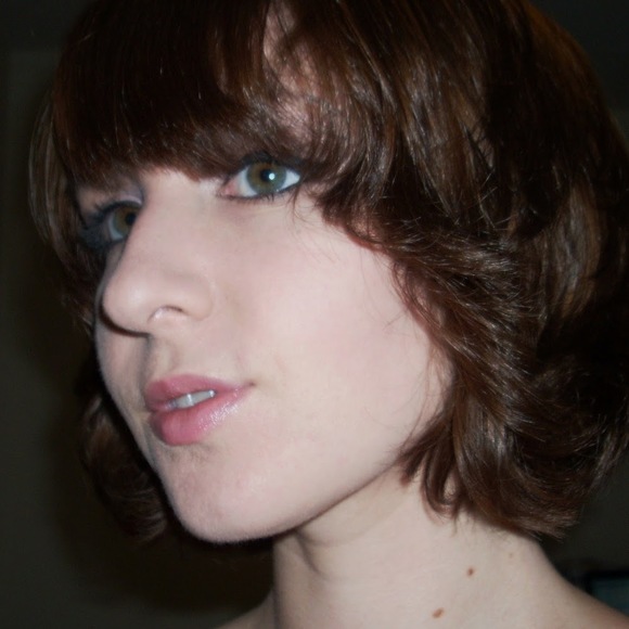 Profile Picture of Kelli Connell (@kellij44) on Poshmark