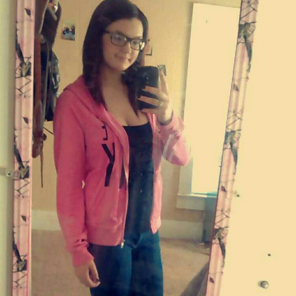 Profile Picture of Miranda Rutledge (@miranda_grace17) on Poshmark