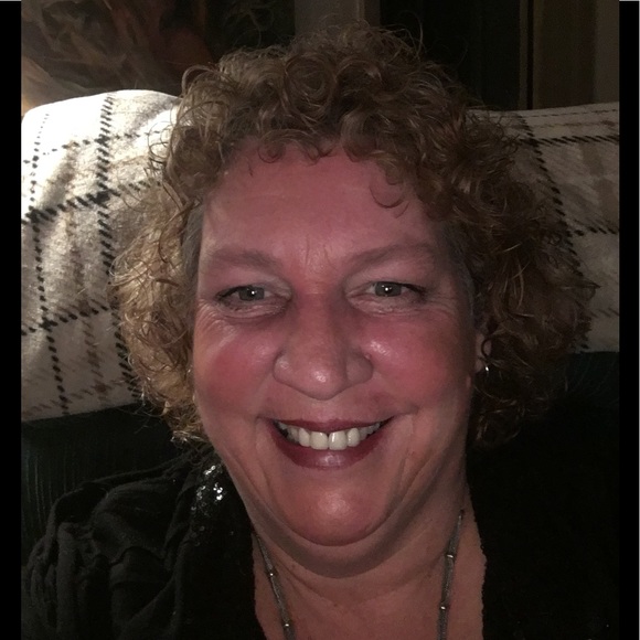 Profile Picture of Nancy Bell (@gigglingals) on Poshmark