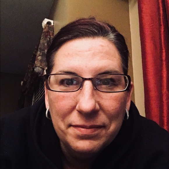 Profile Picture of Laura Slusarczyk (@laura875) on Poshmark