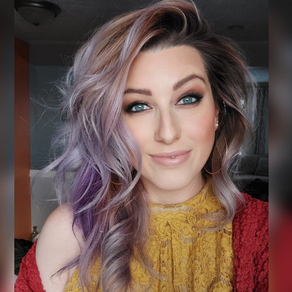 Profile Picture of Danielle Hurt (@danielle_hurt) on Poshmark