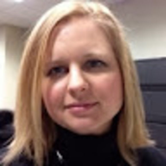 Profile Picture of Lisa Swift (@lswifty28) on Poshmark