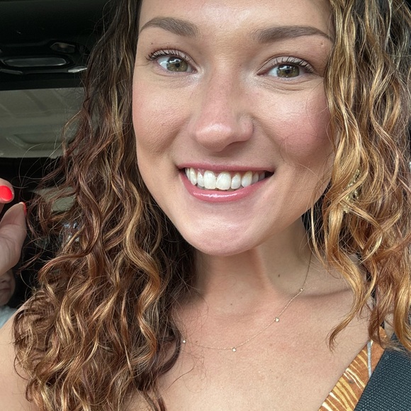 Profile Picture of Kelli Parrelly (@kelliparrelly) on Poshmark