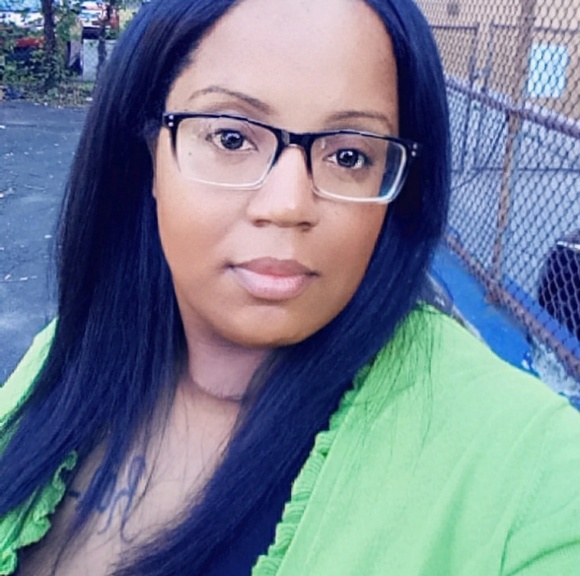 Profile Picture of Stephanie Roundtree (@stroundtree) on Poshmark