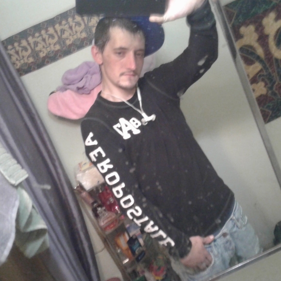 Profile Picture of Robbie Huff (@robbiehuff) on Poshmark