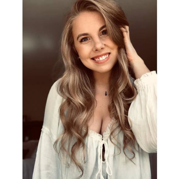 Profile Picture of Julia Mathews (@julia_mathews) on Poshmark