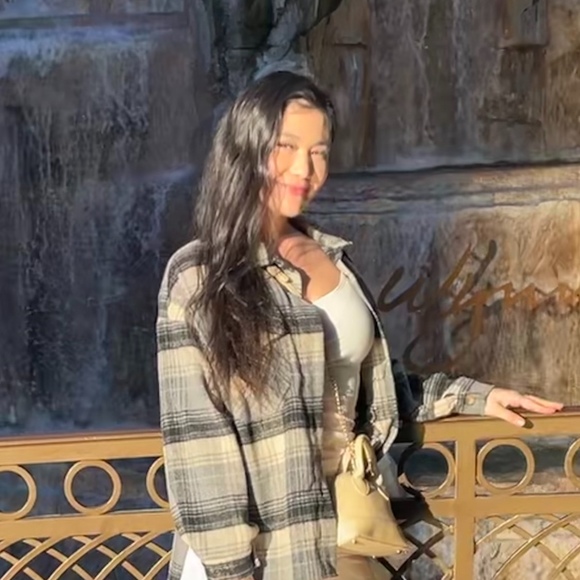 Profile Picture of Kaia Matosich (@kaiam229) on Poshmark