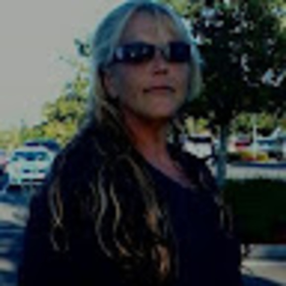 Profile Picture of Michele Leckey (@leckeymichele) on Poshmark