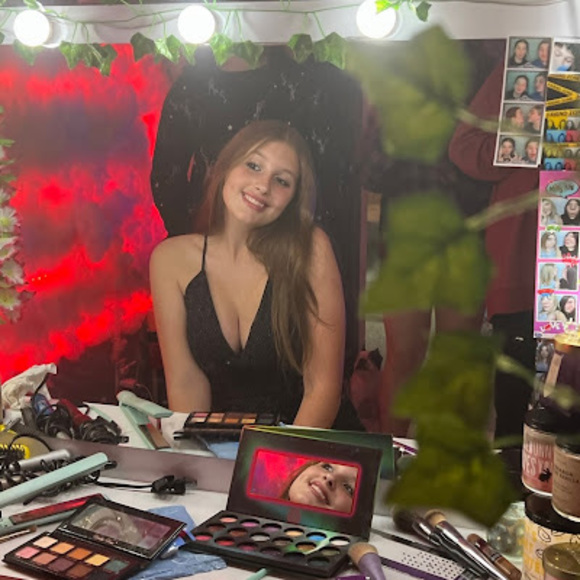 Profile Picture of Ariel Roswall (@arielroswall) on Poshmark