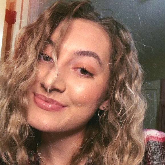 Profile Picture of Jaylyn Bergkamp (@jaylynbergkamp) on Poshmark