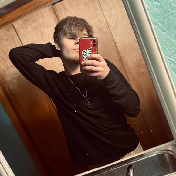 Profile Picture of Keegan Lofquist (@klofquist77) on Poshmark