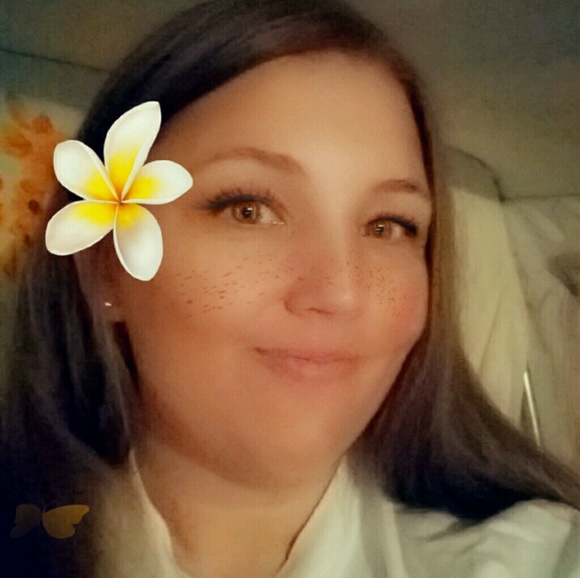 Profile Picture of Glinda Schoener (@darleneschoener) on Poshmark