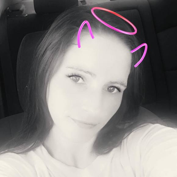 Profile Picture of Jamie Weaver (@wjamie334) on Poshmark