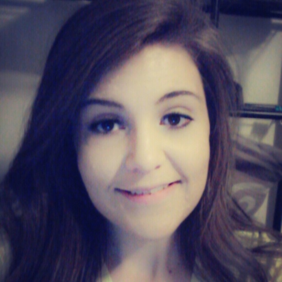 Profile Picture of Lindsey Benson (@lindseybnsn) on Poshmark