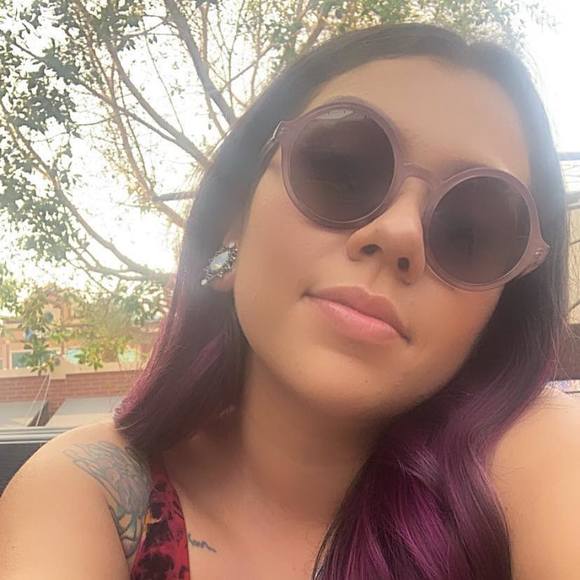 Profile Picture of Lizette Aviles (@lizzzbian) on Poshmark