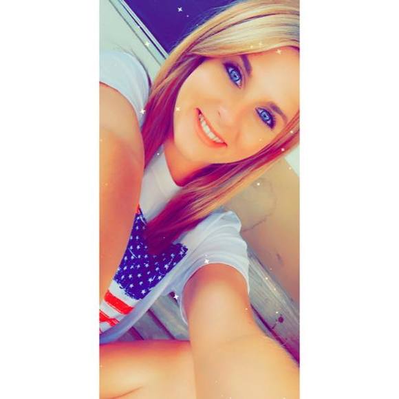 Profile Picture of Carly Wallace (@cwally15) on Poshmark