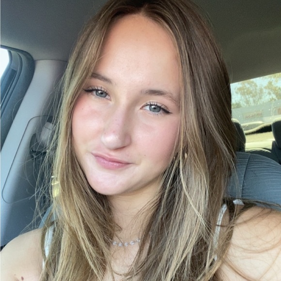 Profile Picture of Alexandra Schueller (@alexaschh) on Poshmark